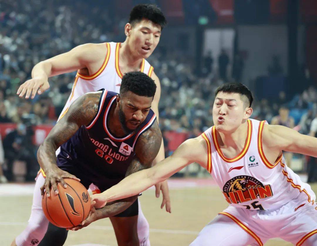 包含集结日阿斯顿维拉调整名单以备CBA季后赛，战术微调环节打磨，话题不断，纪律约束更严格的词条